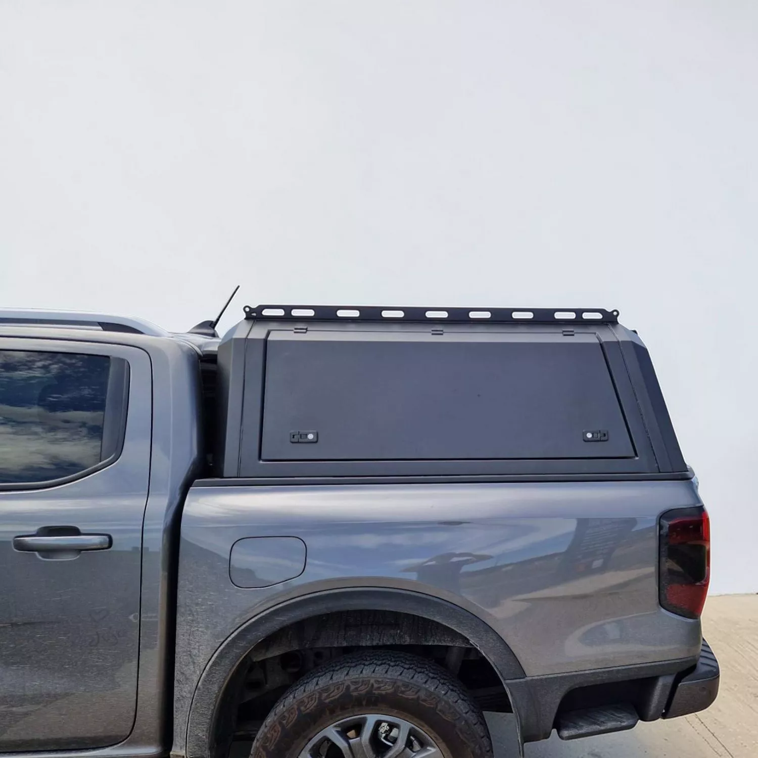 Hard Top Ford Ranger Double Cabine 2023+ Aluminium Adventurer – Image 3
